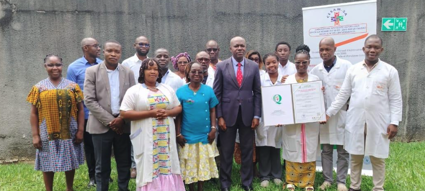 Présentation du Certificat d’Accréditation ISO 15189 au personnel du CESAM-SA par le Directeur Général, Dr KRAH Pascal